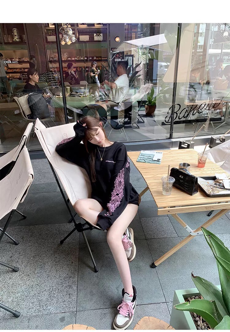 秋天的时髦搭配有卫衣就够了,百搭卫衣普通单品穿出轻松时髦感