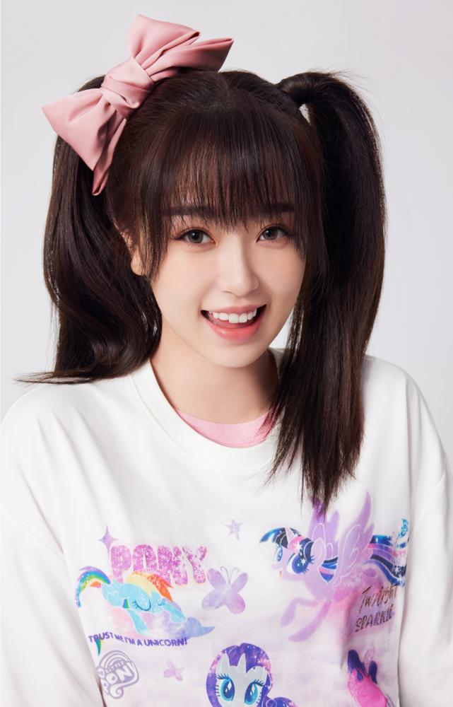 虞书欣成乐町品牌代言人，青春活力可爱满分，黑色小西装超有范儿