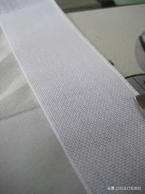 裁剪衣服后卷边怎么简单缝起来,卷边面料怎么裁剪