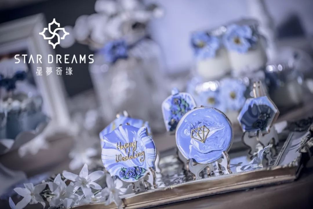 把深海的蔚蓝和小鹿眼里的星辰，都揉进了这场婚礼