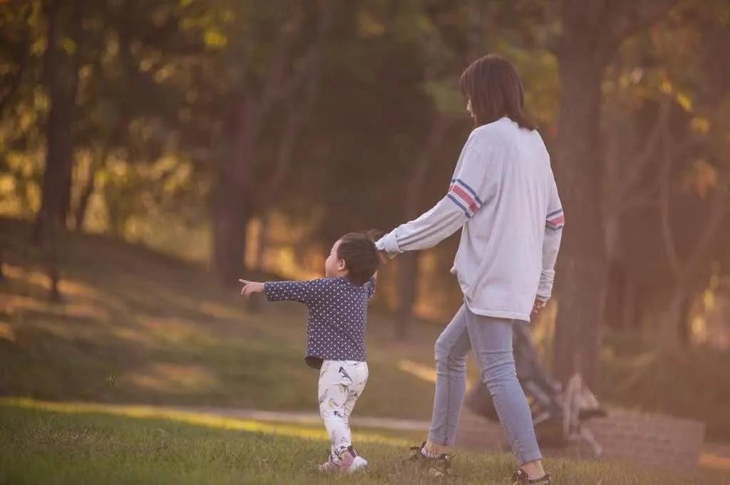 啥!顶流天王对女儿下油手、开黄腔?世上还有多少这种父母
