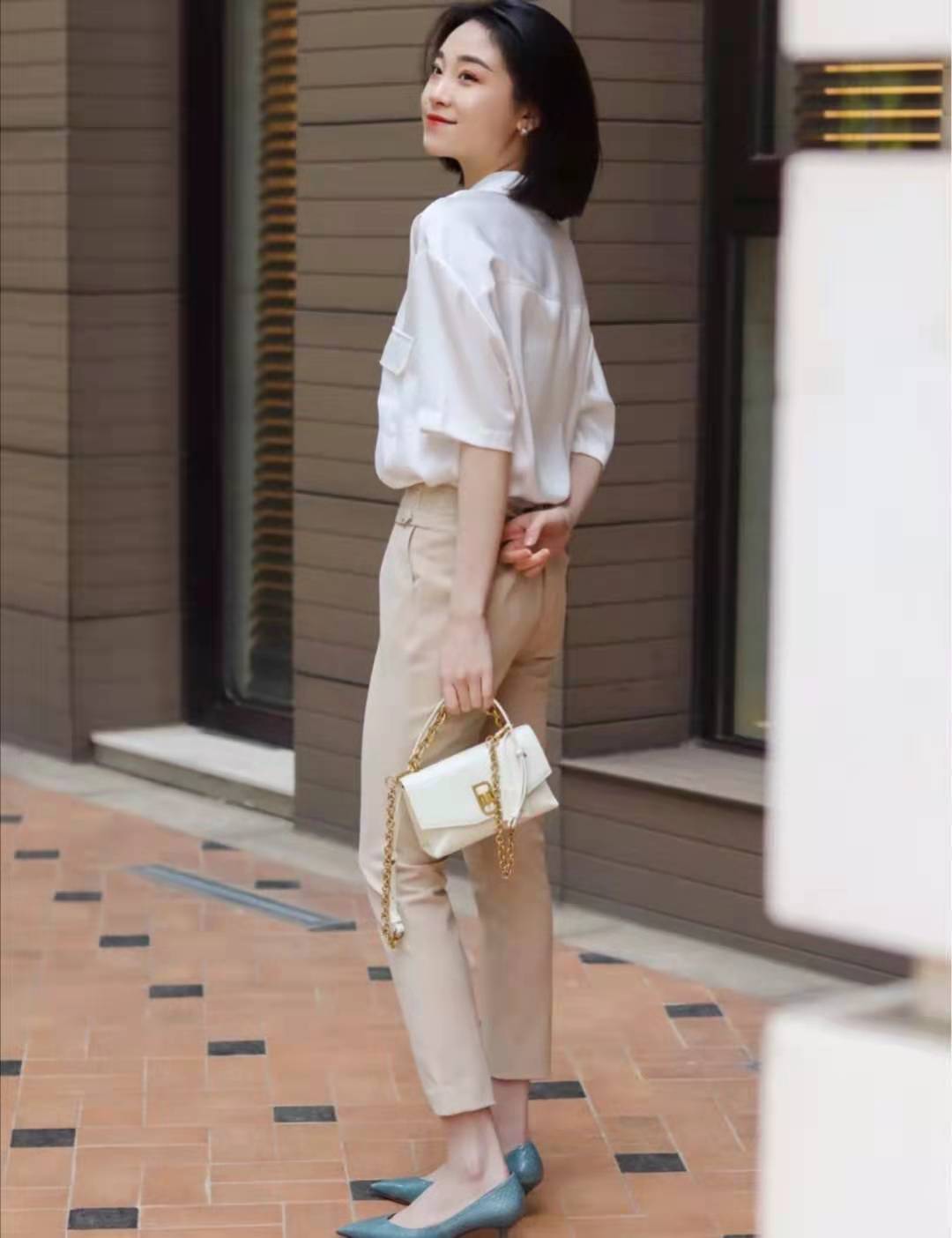 浅卡其色上衣和深驼色裤子搭吗,浅卡其色裤子配什么颜色上衣好看