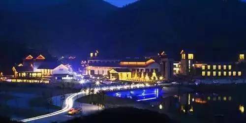 「冬来临·醉温泉」新装怡情谷主楼高级房,早晚2餐+泡38个温泉池