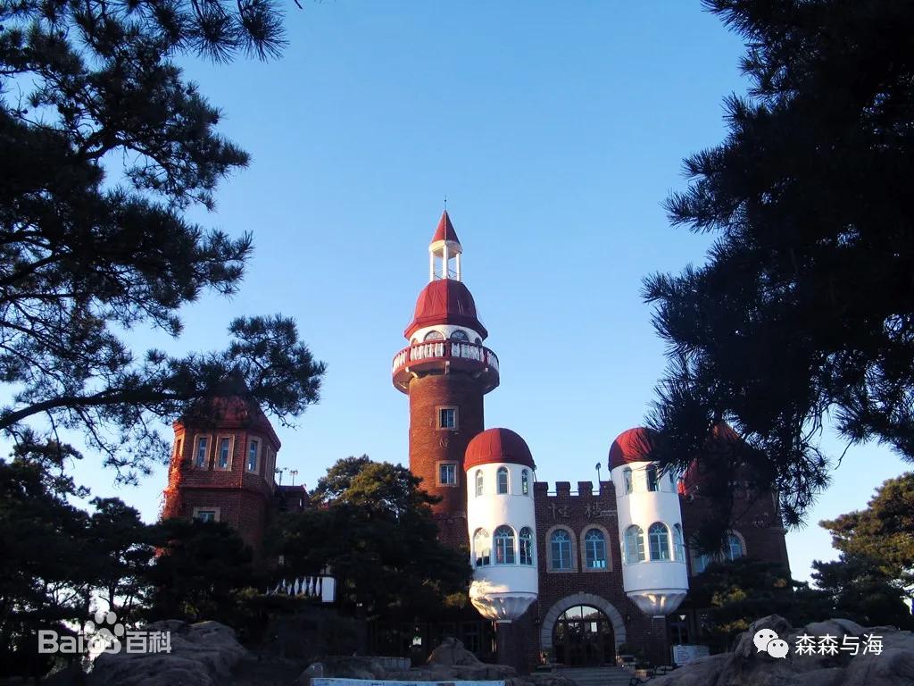 在美丽的戴河之滨，有一个小村庄，因地处戴河以北，故名北戴河