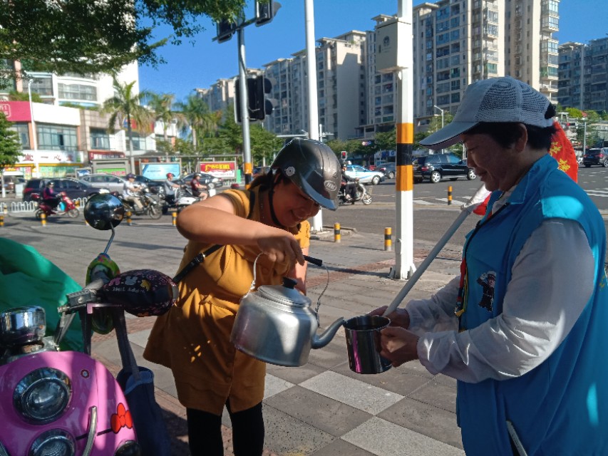 做交通协管员一天13个小时的酸甜苦辣