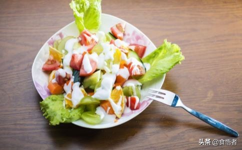 西餐上菜顺序列举三条西餐礼仪,西餐礼仪吃汉堡