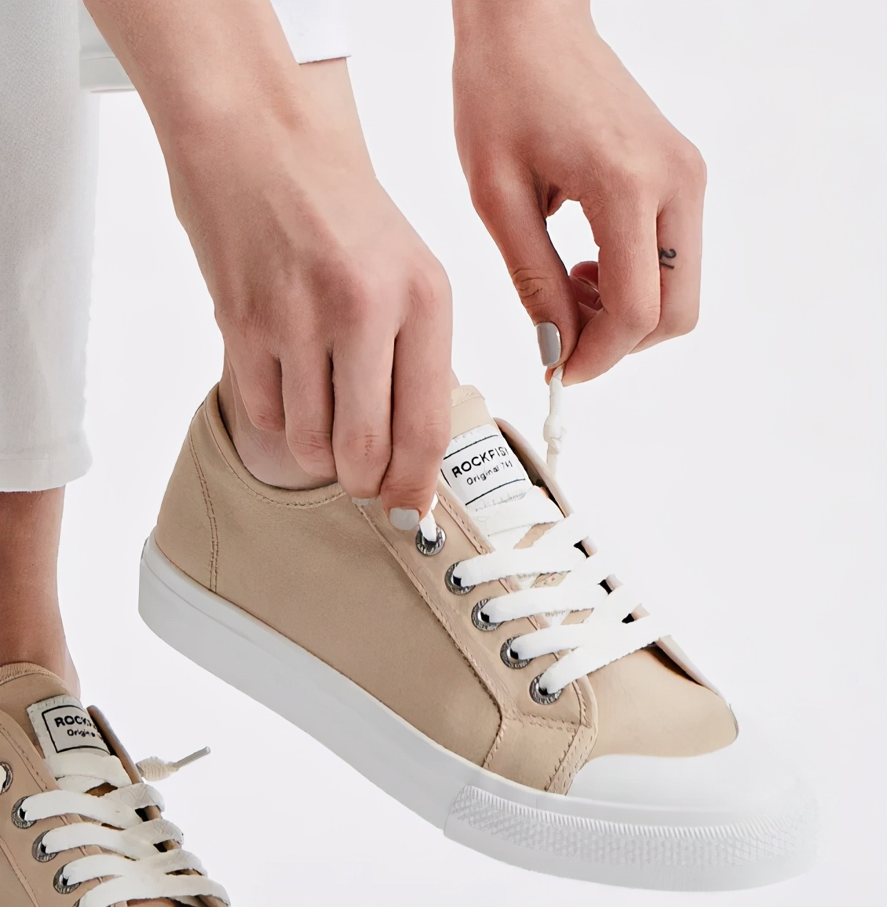 低调百搭高奢夏季英伦休闲小白鞋,百搭中跟漆皮鞋英伦风