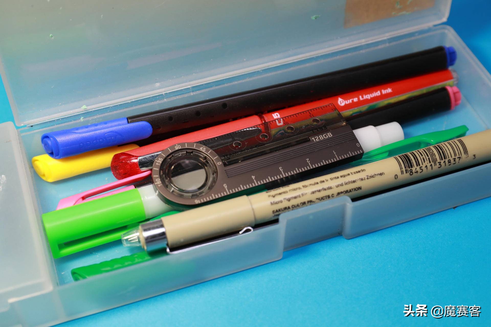 成年人的写字桌,成年人桌面书架