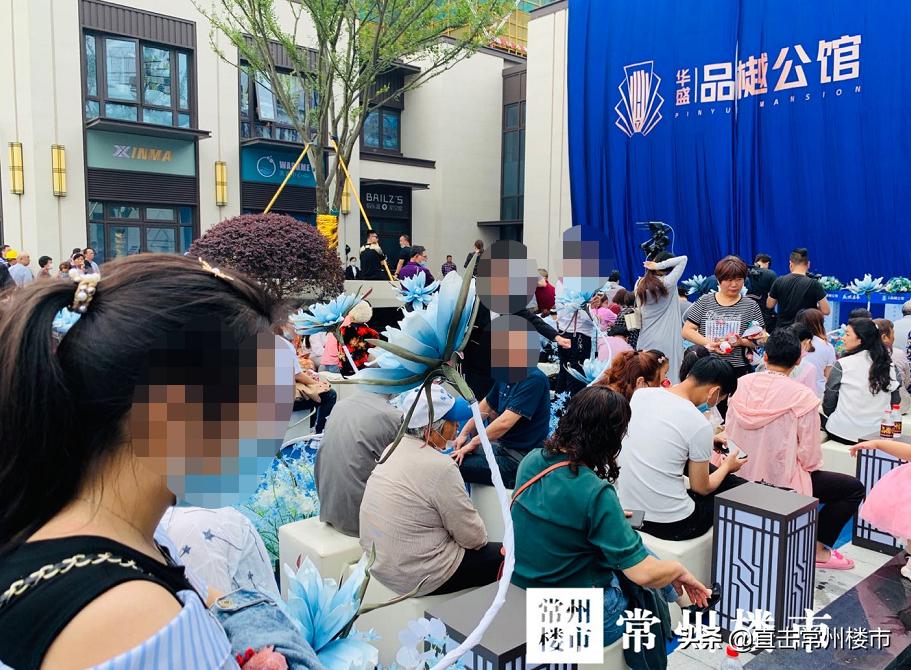 售楼处开盘千人排队,开盘人多冲进售楼部的视频