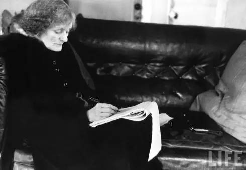 爱一个人太深就伤了自己,爱一个人太深会怎样