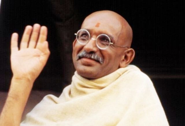 甘地妻子患病奄奄一息,请求丈夫买青霉素,却遭其生气大喊:不