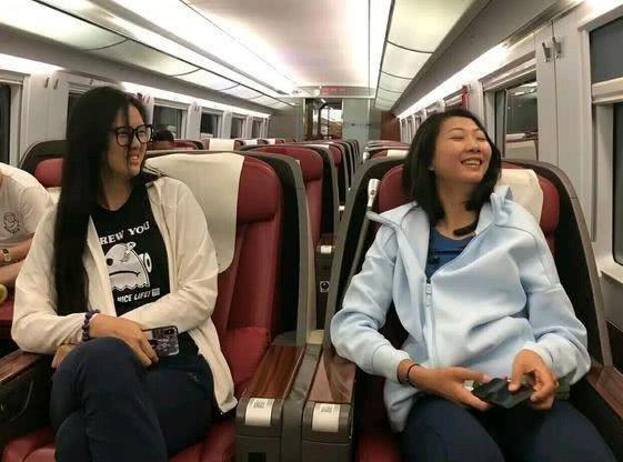 郎平里约吃泡面,女排主教练郎平吃泡面