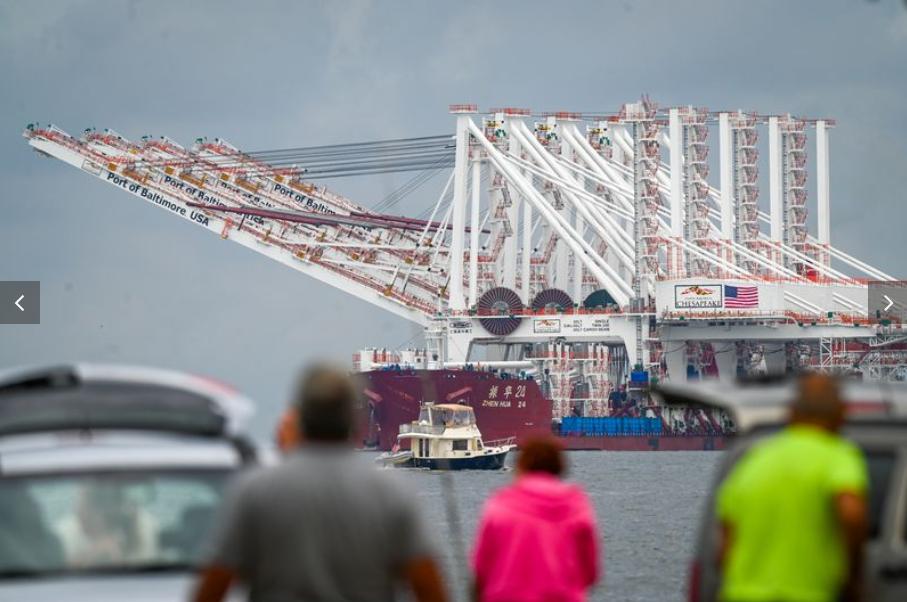 四座巨型振华港口起重机运抵美国,四辆大马力起重机抵达美国