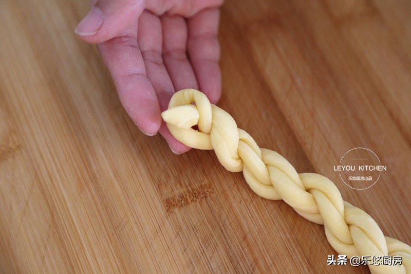 牛奶鸡蛋麻花的家常做法酥脆松软,面粉炸软麻花最简单做法