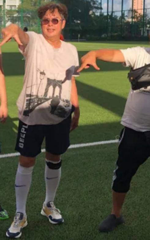 谭咏麟踢25号球视频,谭咏麟足球比赛热身