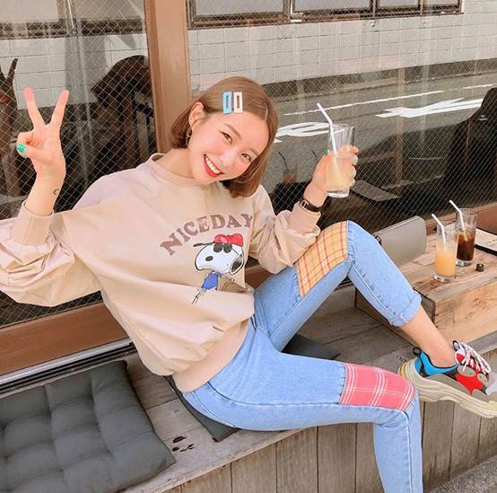 vivamoon韩国穿搭博主小西装,鬼马精灵彩虹眼妆