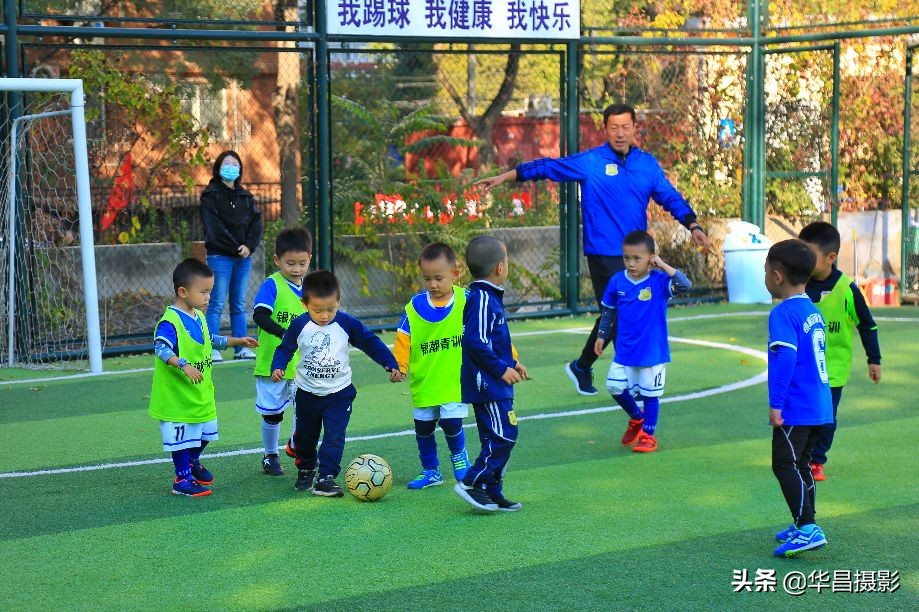 儿童足球训练搞笑瞬间,小孩足球训练10个基本动作