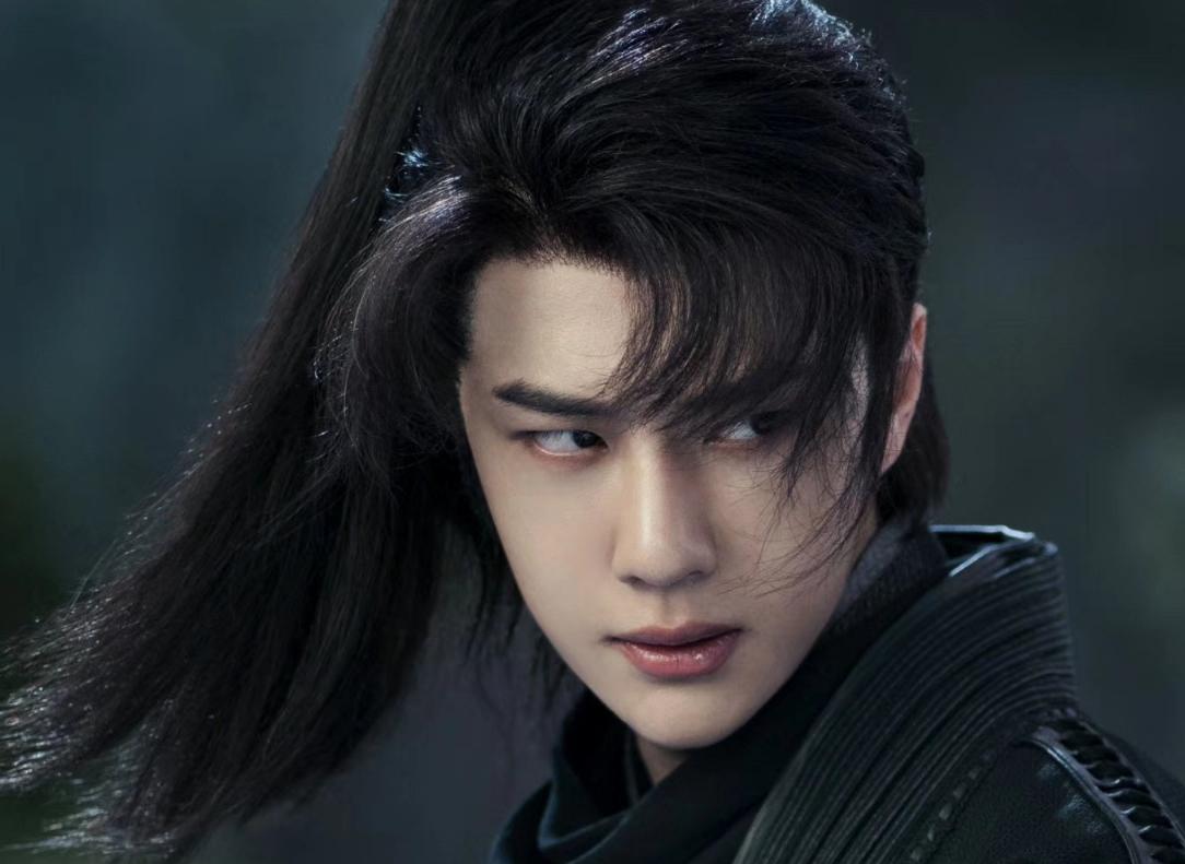 王一博看着小酒坛舔嘴唇，与赵丽颖气氛紧张，在拍“冷战戏”？