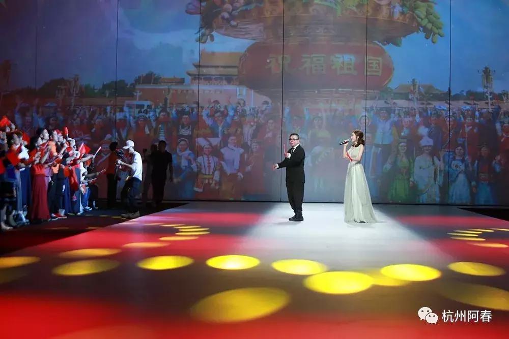 服装人放声高歌致敬祖国，广东时装周闭幕式上那激动人心的一刻