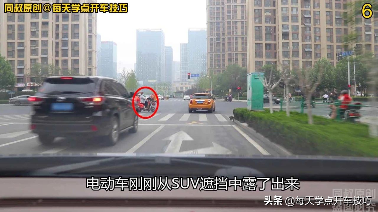 右转弯盲区避让行人技巧,新手右转弯技巧盲区