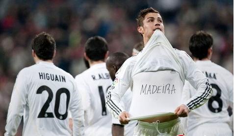 梅西脱球衣致敬马拉多纳被吃黄牌,梅西脱衣致敬