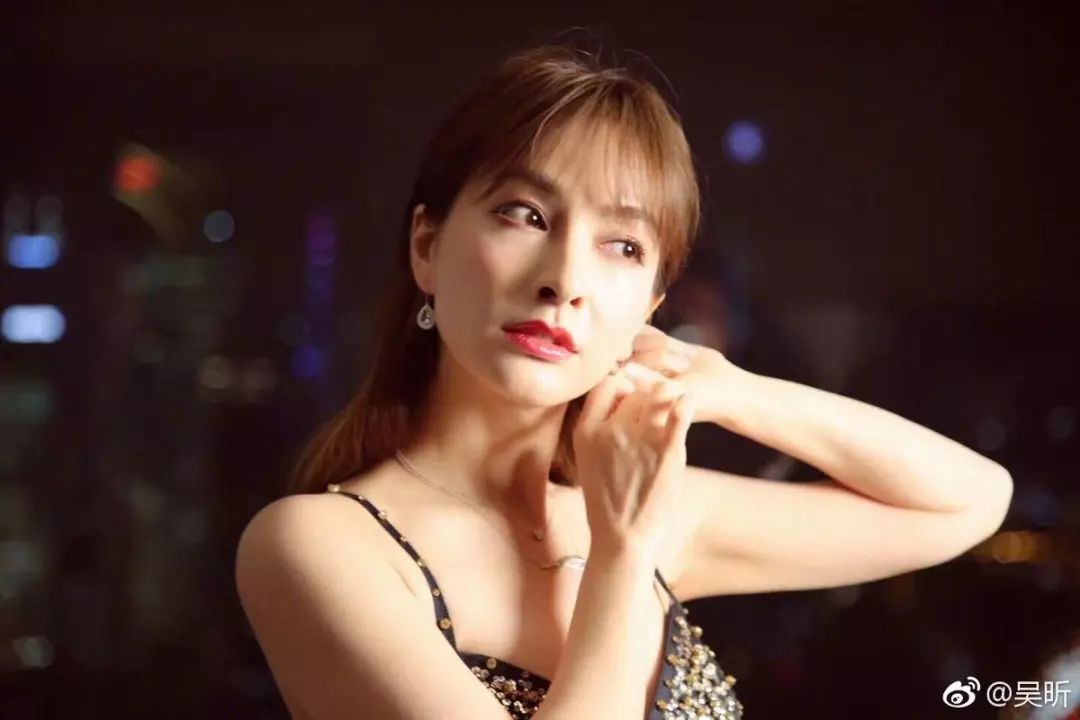 明星卖二手物品争议多,唐嫣吴昕被吐槽,她竟然卖过期产品!