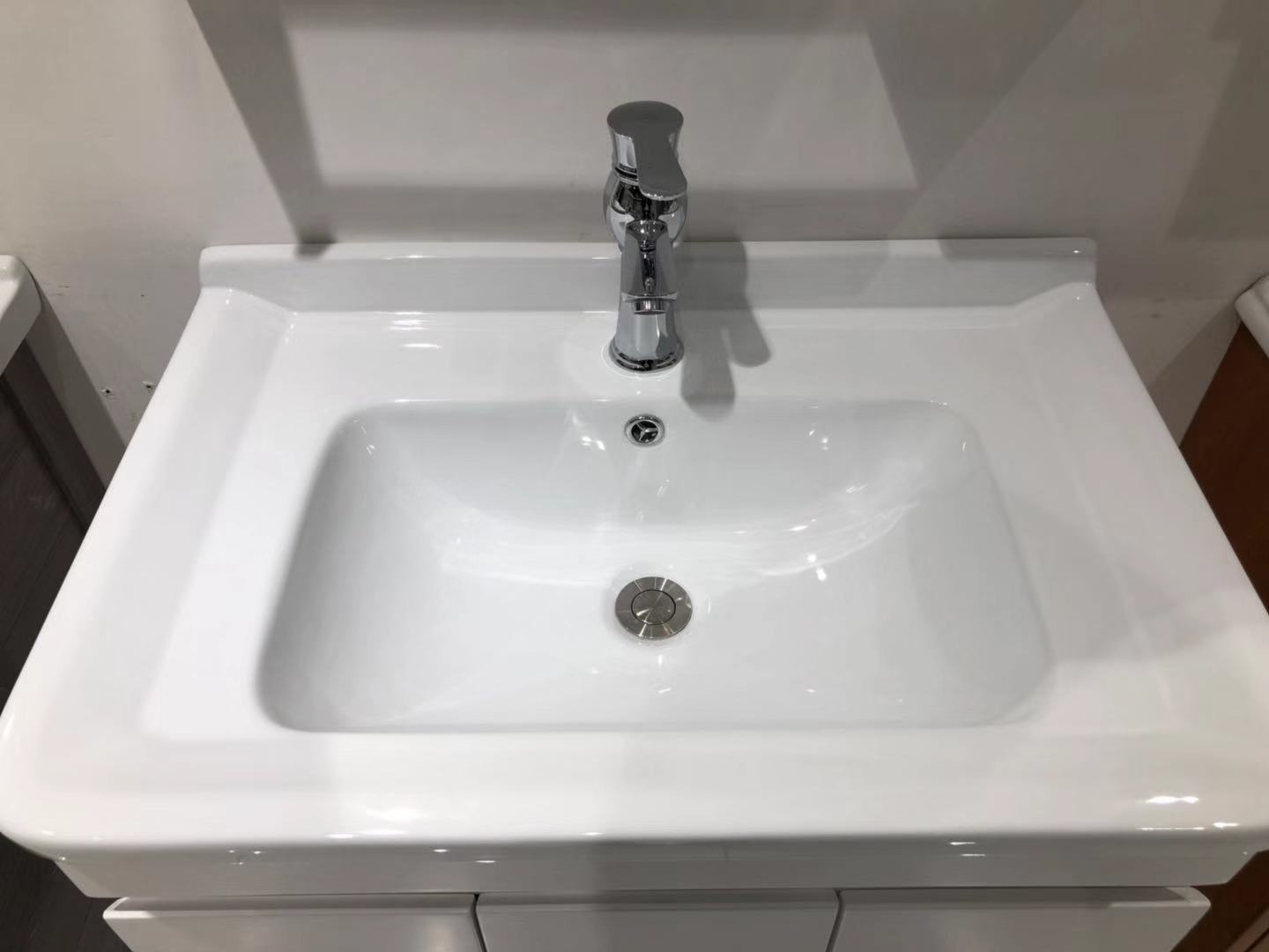 卫生间浴室柜马桶淋浴房搭配,卫生间淋浴房马桶洗手盆如何布置