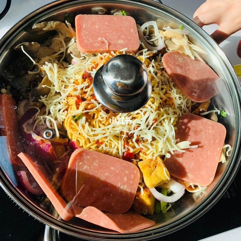 部队火锅确实是泔水桶掏弄出来的食物，但不应对“穷人乐”歧视