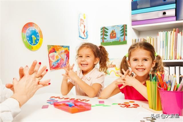 为啥宝宝爱打大人的脸,为什么宝宝喜欢打人脸