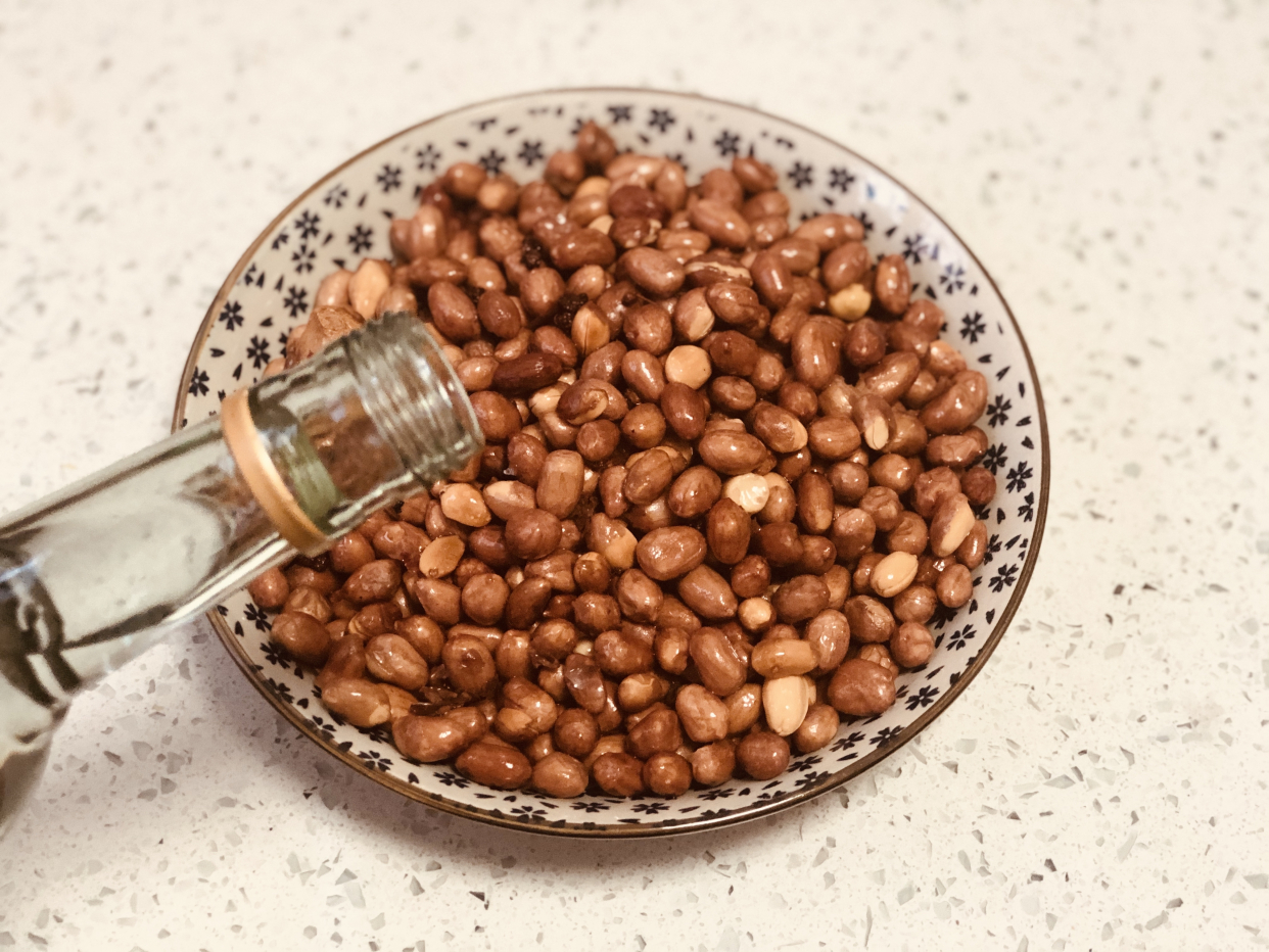 炸花生米，控制不好时间怎么办？多加“一物”，再也不担心炸糊了