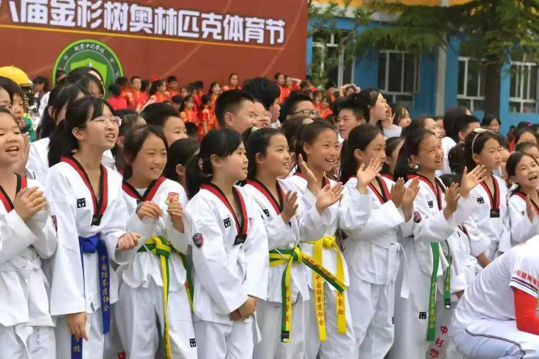 一共有207人参加体操表演,一百多人体育节开场