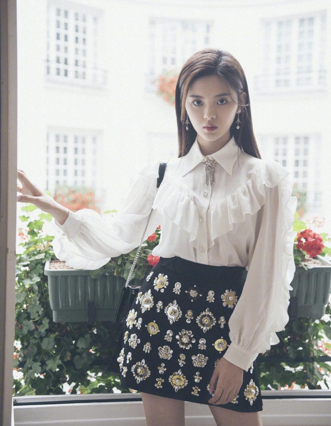 杨超越几千块衣服呈现200块风采?小花齐穿miumiu差别竟然这么大