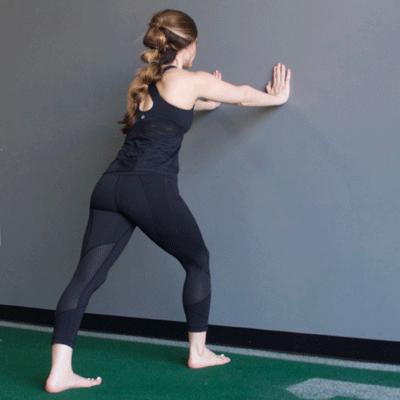 下蹲时膝盖要不要超出脚面,下蹲膝盖不能超过脚尖