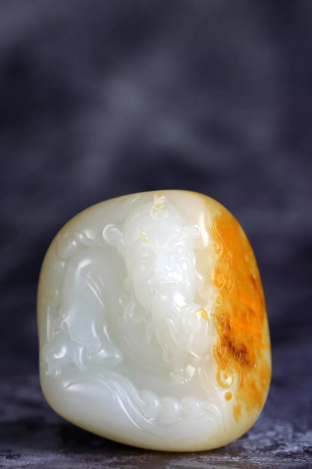 玉雕大师手里的黑青籽料,籽料皮色彰显玉雕灵气