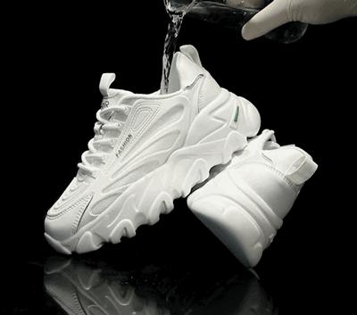 谁说小白鞋土这样穿又酷又美,2021流行的小白鞋显瘦又百搭