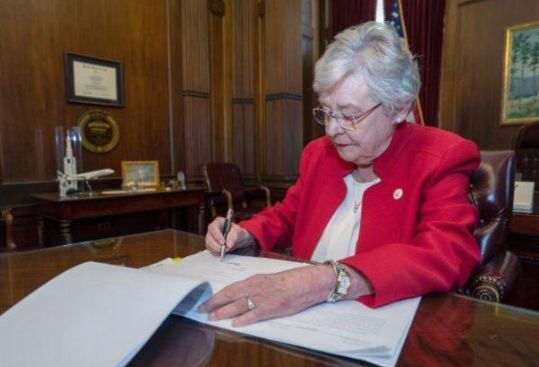 从Ladygaga到蕾哈娜，谁能忍心看到美国女性惨遭群体性强奸？