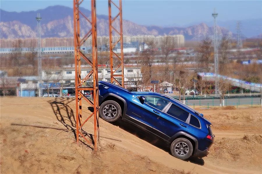 试驾jeep自由光2.0自吸,新款jeep自由光探享版越野视频