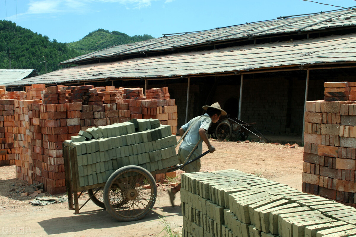 农村不让盖房建筑材料会降价吗,建房用红砖划算还是用水泥划算
