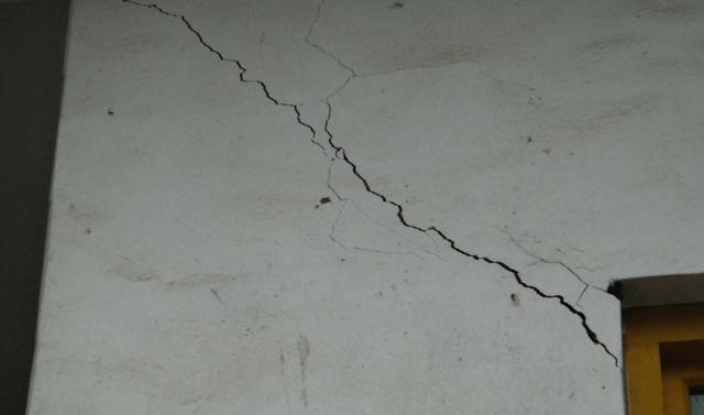 墙面开裂怎么补救的最佳方法,家里的墙裂缝大最好处理办法