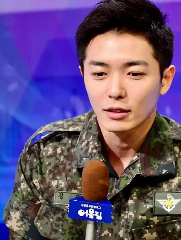 性取向惹争议！身高183的他活出洒脱人生，被称“行走的荷尔蒙”