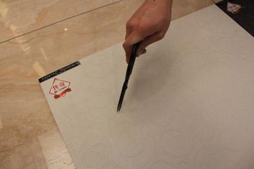 如何选择瓷砖不开裂的方法,瓷砖怎样验收后期不会脱落