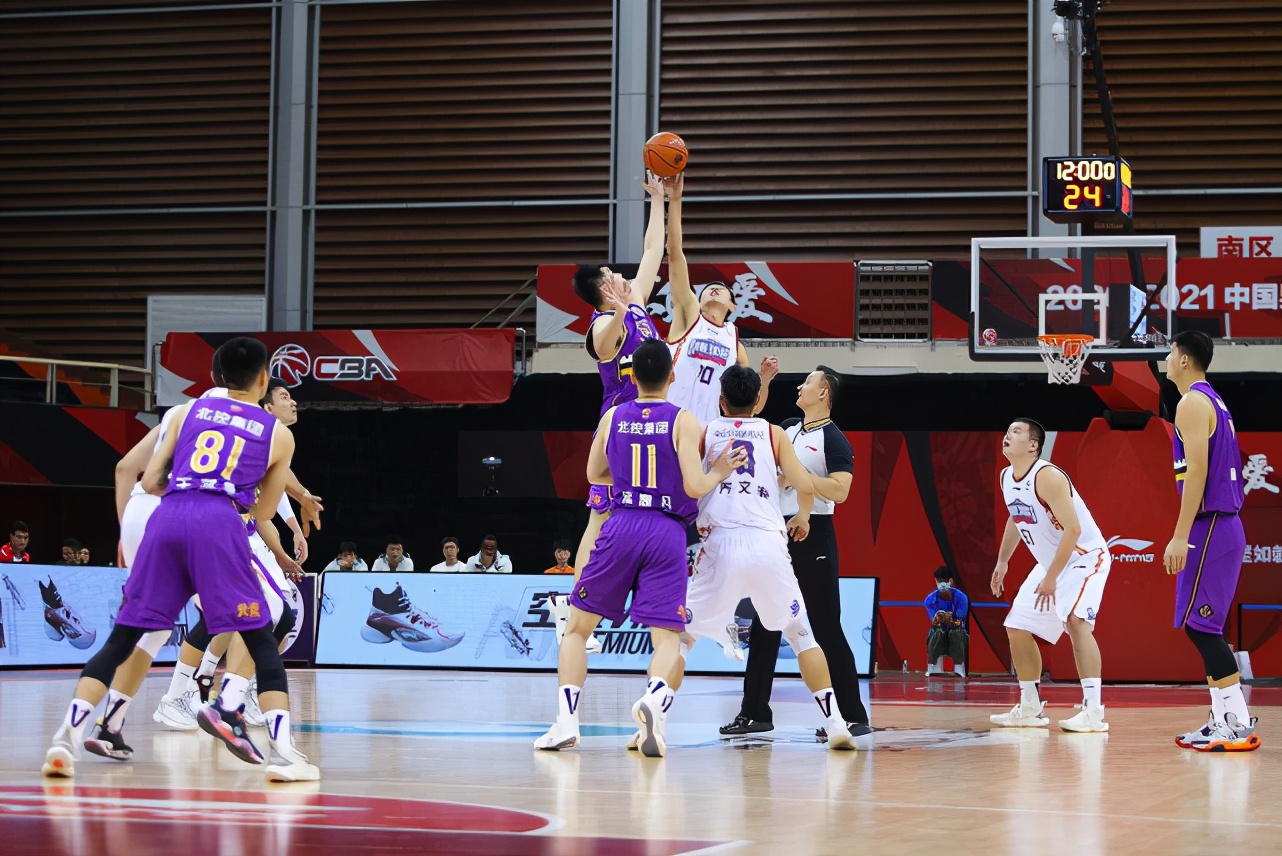 侯逸凡23分李根“踢裆”被驱逐北控大胜同曦迎来赛季首胜