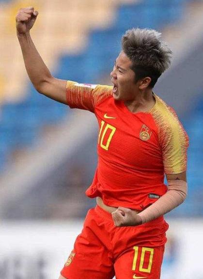 玛塔涂口红比赛女足锋霸却胶布遮纹身！压抑天性真能让球技提升？