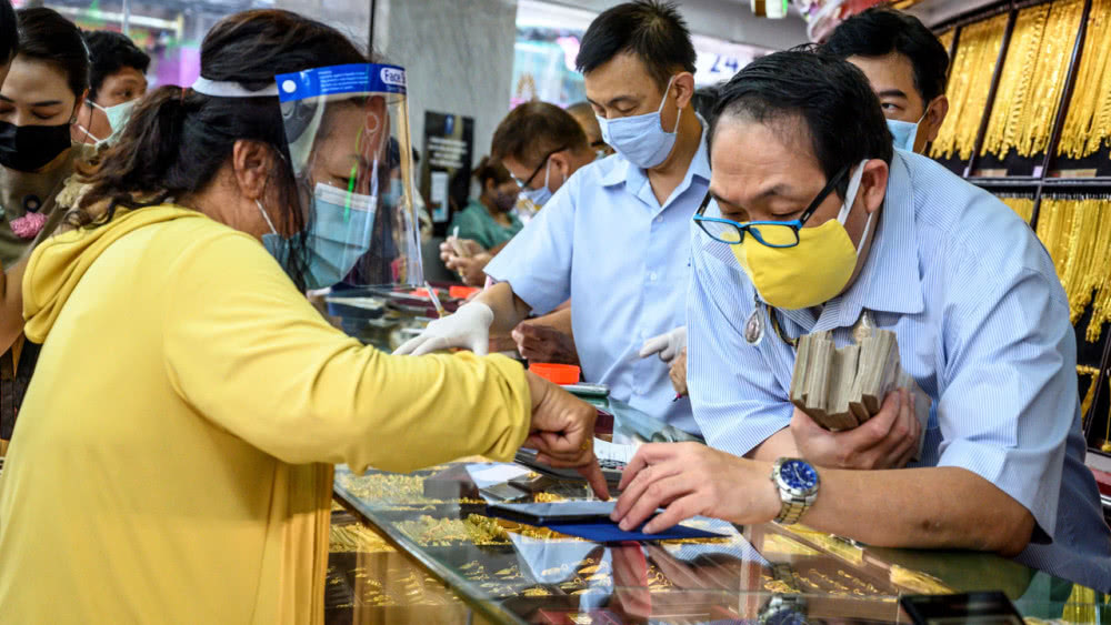 疫情期间现金短缺:泰国人涌入唐人街卖金饰有商店买了2亿泰铢饰品和金条