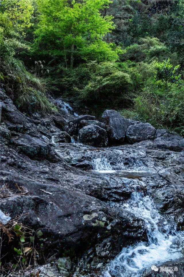 悬崖栈道景区游览图,旅游绝壁栈道探险
