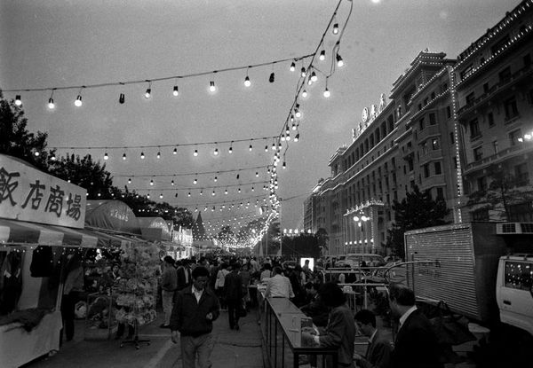 八九十年代北京老照片：北京饭店开起夜市，中关村孕育一批IT精英