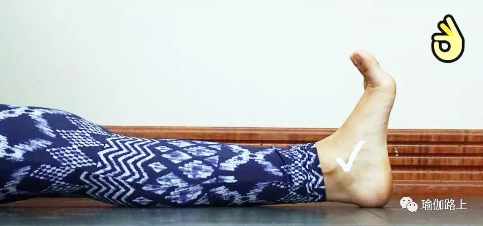 瑜伽脚绕肩的正确练习方法,瑜伽脚背绷直和脚回勾区别