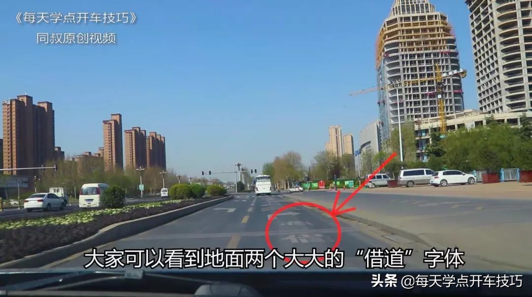 左侧第二条左转道直行扣分吗,左转道路左边没有路直行怎么罚