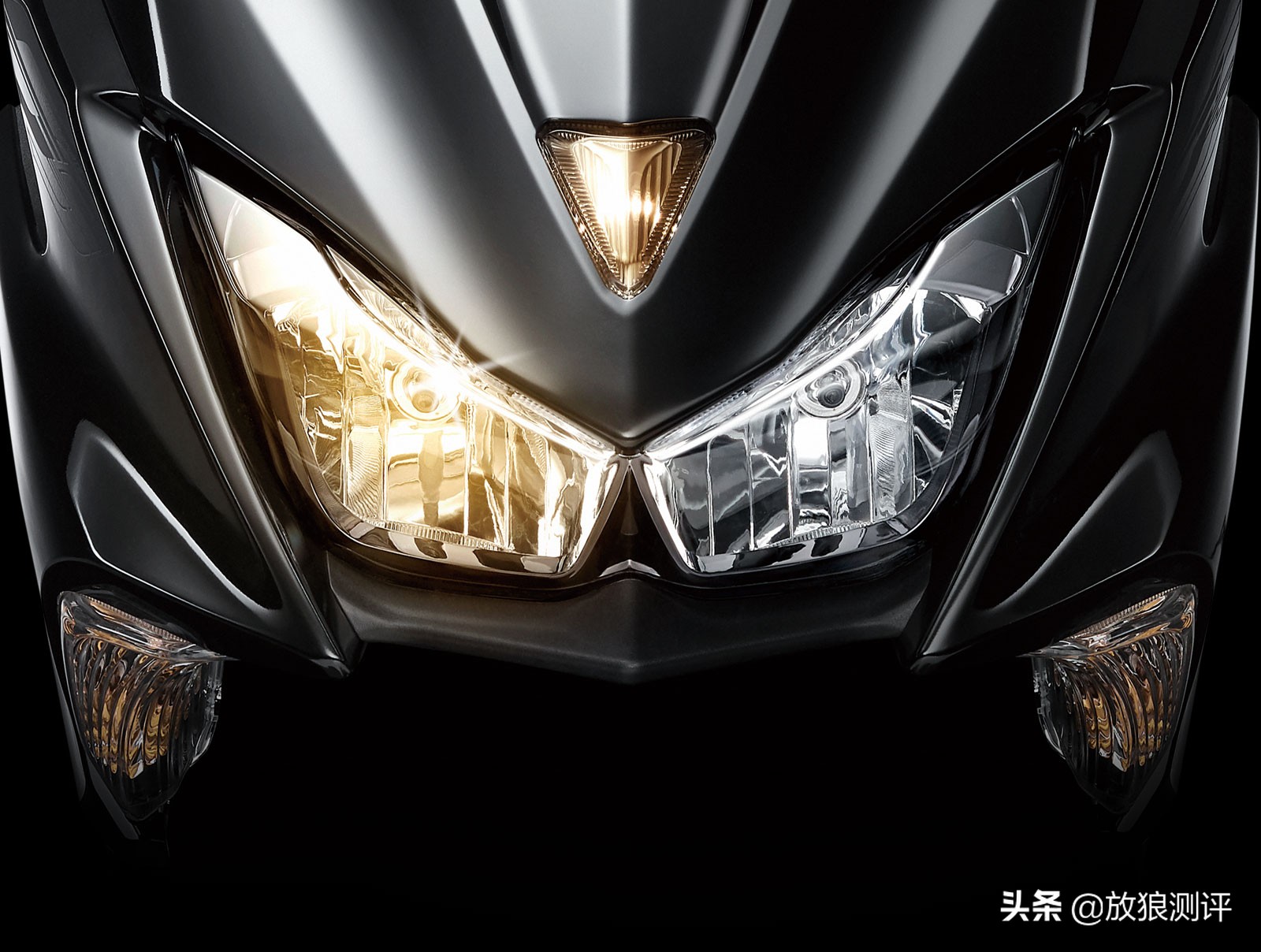 雅马哈force155综评，踏板摩托里的铁血战士，遍布全身的运动气息