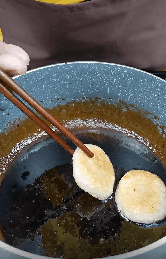 小孩吵着吃南瓜饼,用糯米自制红糖糍粑不用煎
